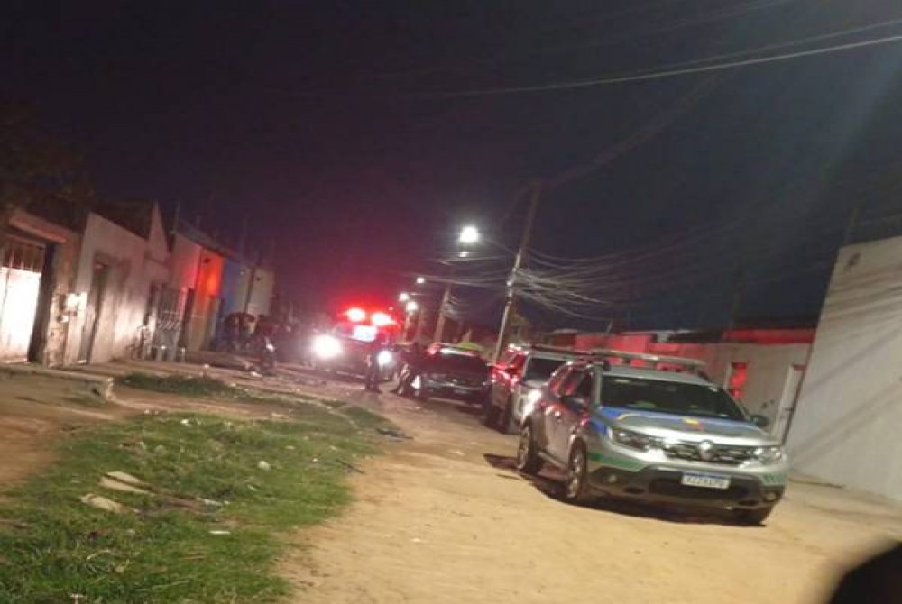 Ação policial desarticula ponto de tráfico e apreende arma de fogo em Araripina Ação policial desarticula ponto de tráfico e apreende arma de fogo em Araripina