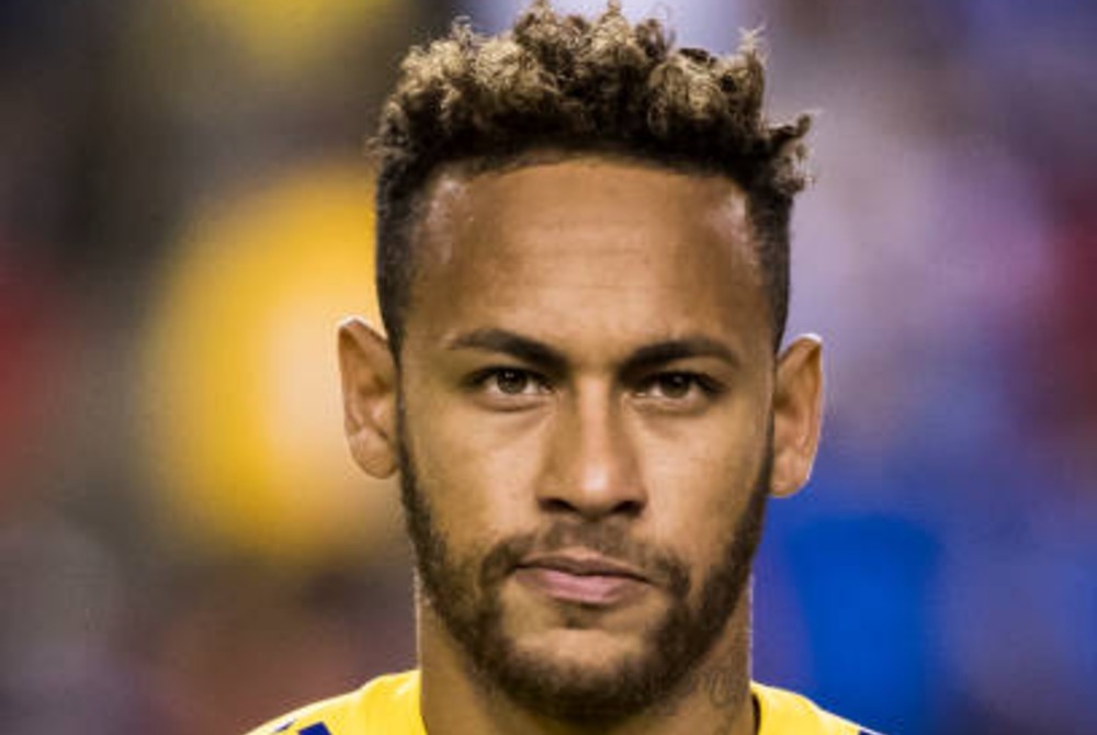 Neymar n�o treina em apresenta��o e preocupa a duas semanas da Copa