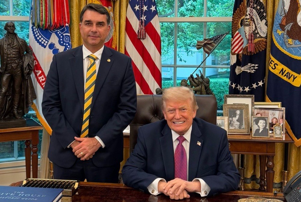 Ap�s viagem de Fl�vio Bolsonaro, Casa Branca parte ao ataque contra Pix