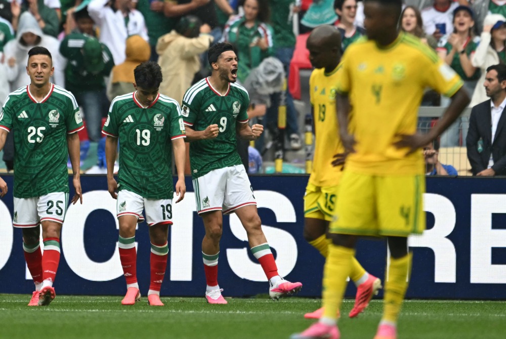 M�xico abre Copa vencendo �frica do Sul em duelo com tr�s expuls�es