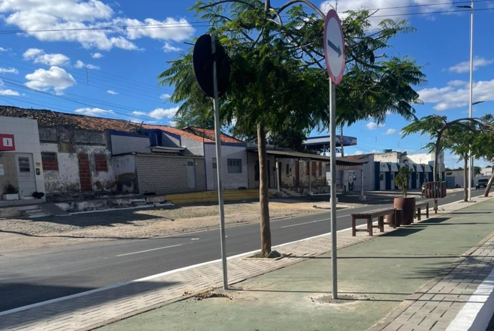 Pista de Cooper da Avenida Fernando Bezerra gera reclama��es ap�s instala��o de placa de tr�nsito