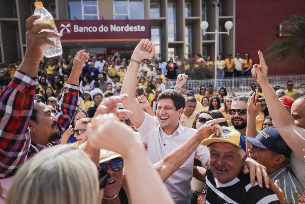 João Campos mobiliza grande quantidade de pessoas em caminhada pela feira livre de Ouricuri João Campos mobiliza grande quantidade de pessoas em caminhada pela feira livre de Ouricuri