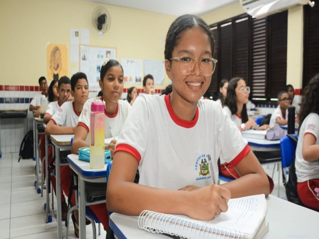 Programa garante aux�lio mensal de R$ 1 mil para alunos aprovados no ensino superior