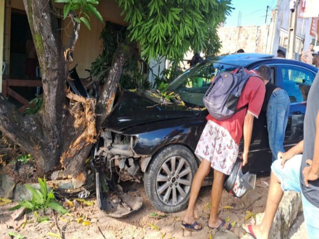 Mulher morre ap�s ser atropelada por carro desgovernado na Raposa