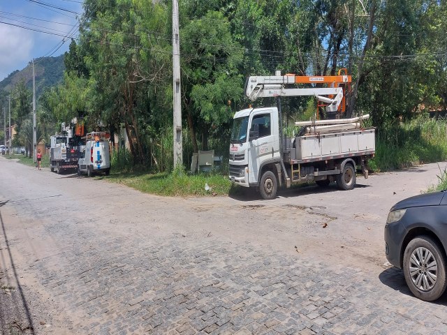 Moradores de Chcara de Ina bloqueiam caminho da Enel