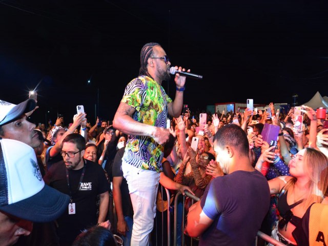 Show com Xande de Pilares acontece neste domingo na orla do Marine