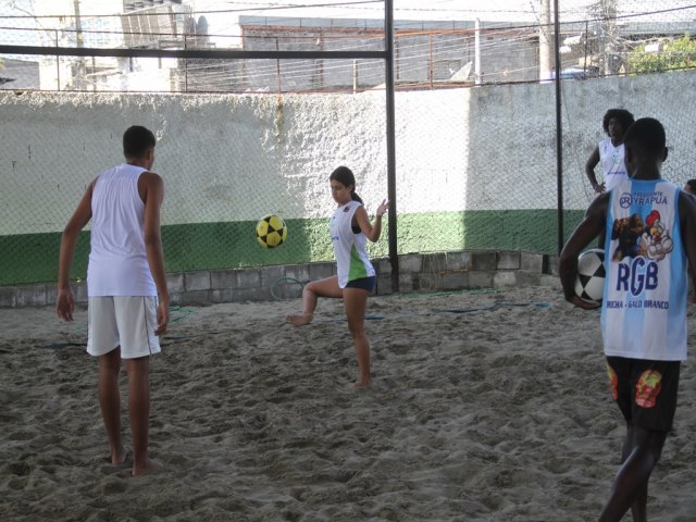 Aulas gratuitas de futevlei atraem jovens gonalenses