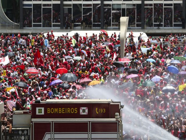 Multido toma conta da Esplanada em domingo ensolarado na capital