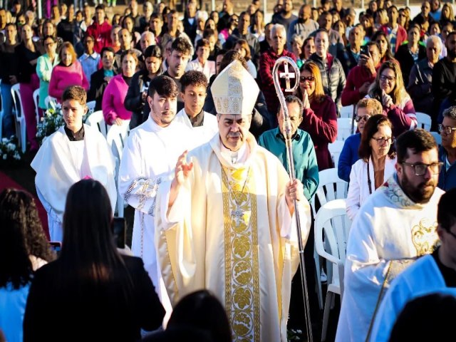 Parquia de Santa Bernadete celebra Corpus Christi com presena de Nosso Bispo Dom Edson Oriolo