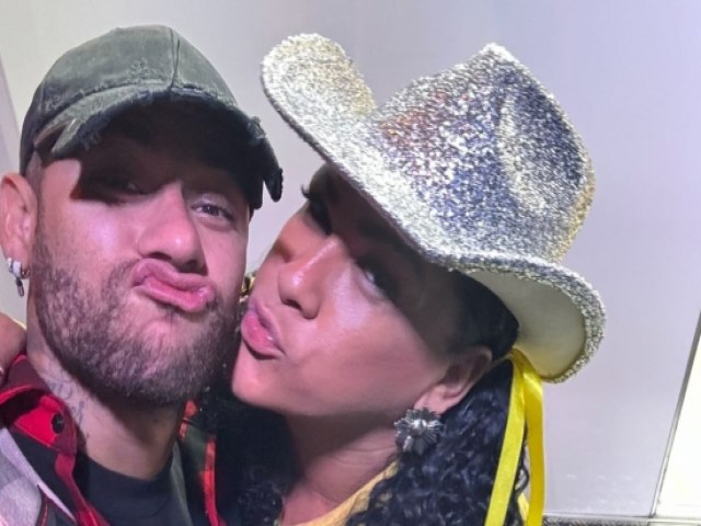 Com beijinho em Neymar, Lo Kret prestigia festa junina de Anitta