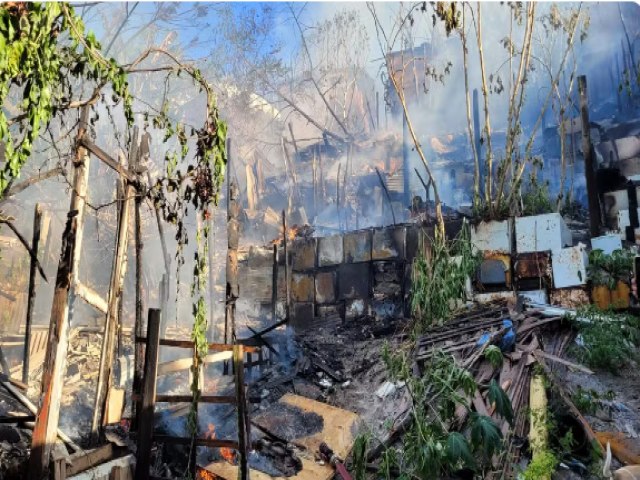 Sete barracos so destrudos aps incndio em bairro de Salvador