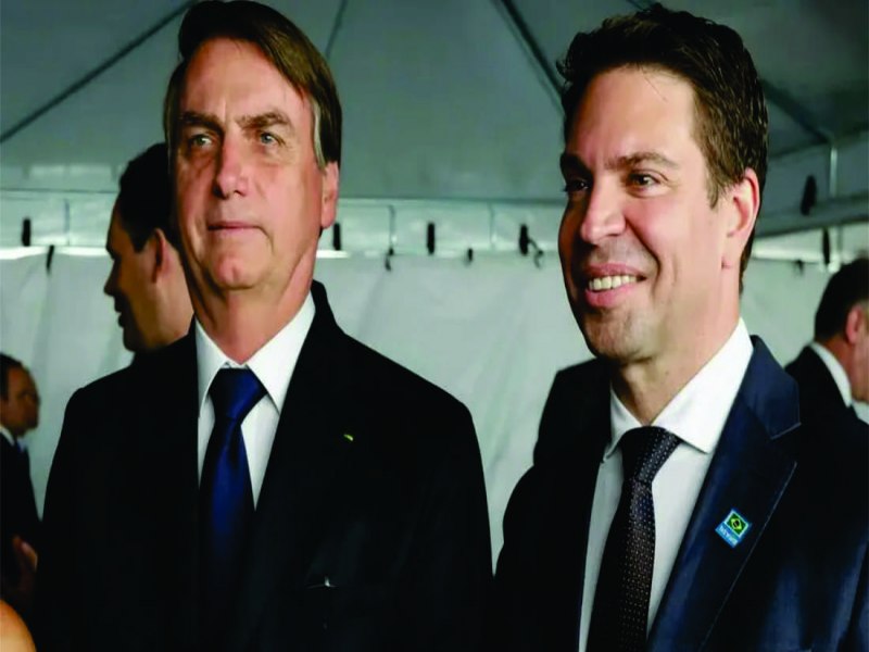 Chefe da Abin de Bolsonaro tem supostos crimes expostos pela polcia