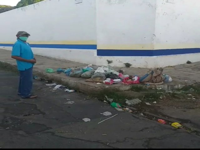 Hábito da população juazeirense prejudica a limpeza pública.