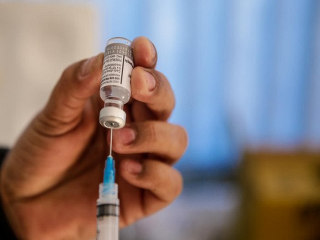 Metade dos municípios já vacina pessoas com menos de 30 anos