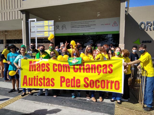 Mães de crianças autistas fazem manifestação contra a prevaricação do governo Glêdson Bezerra
