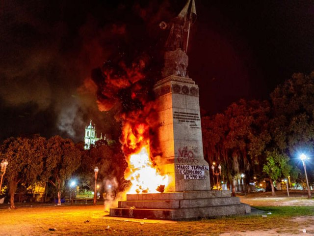 Grupelho incendeia estátua de Pedro Álvares Cabral