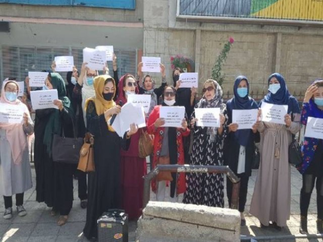 Mulheres desafiam Talibã e protestam por igualdade em Cabul