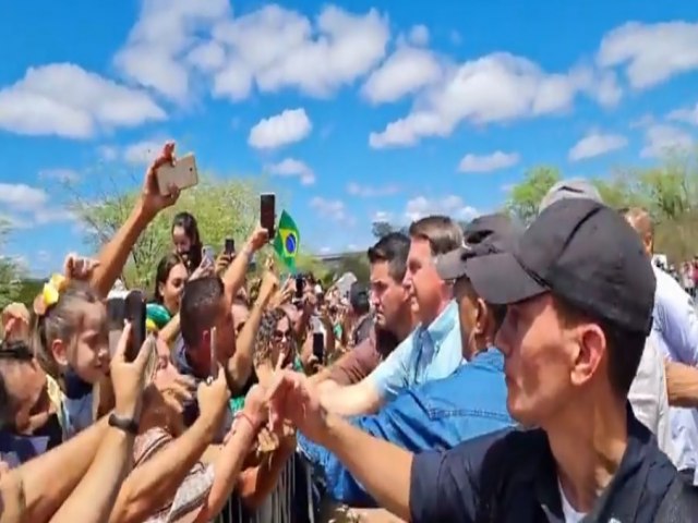 Bolsonaro é recebido por multidão na Bahia aos gritos de ‘a nossa bandeira jamais será vermelha’