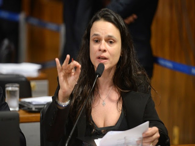 ‘Desconectados da realidade’, diz Janaina sobre adeptos do impeachment de Bolsonaro