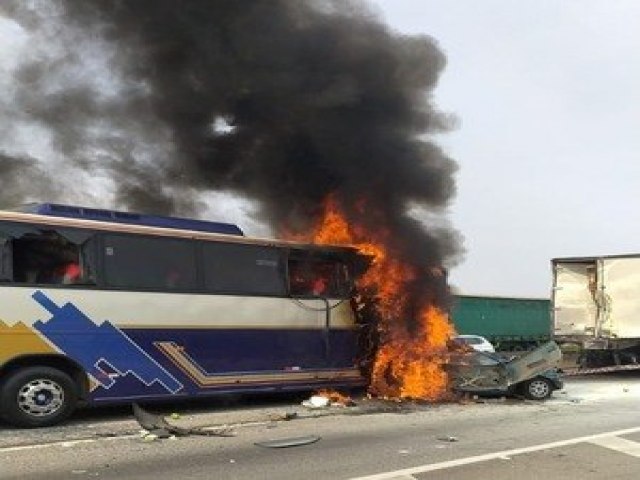 Acidente entre ônibus e carros na Dutra deixa cinco mortos em SP