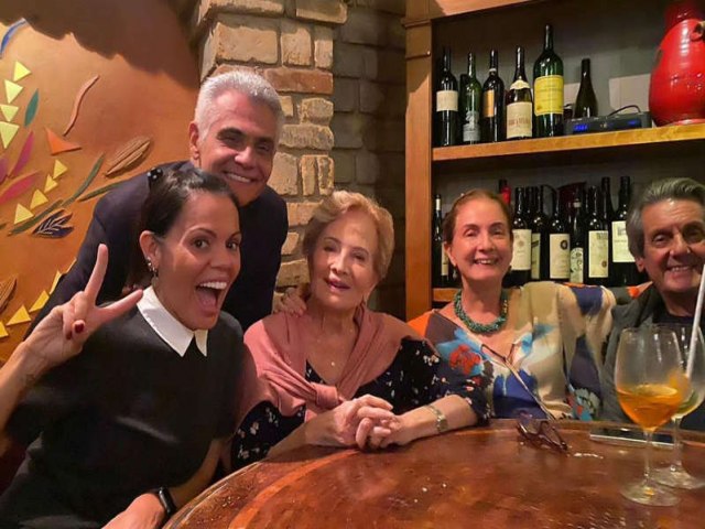 Glória Menezes surge alegre em jantar com a família: 'Um dia bom'