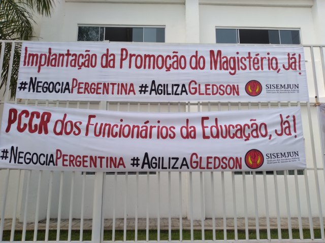 Educação faz paralisação contra a ilegalidade do prefeito Glêdson Bezerra (PODE)