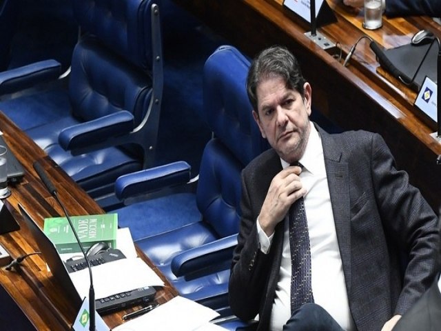 Cid Gomes freta avião por R$ 54 mil e pede reembolso do Senado