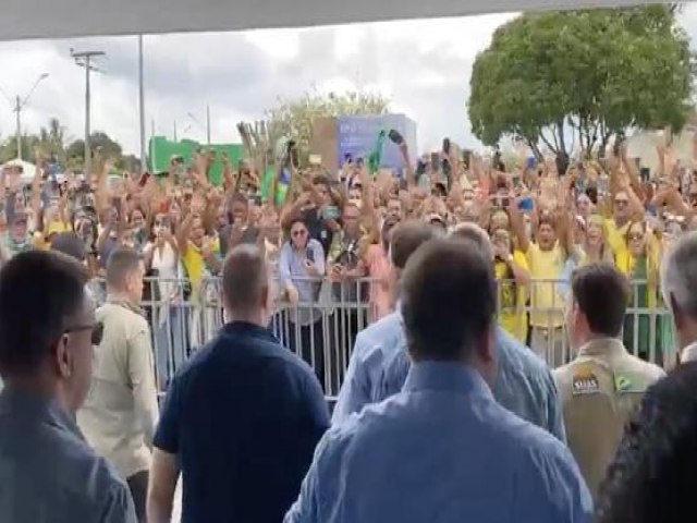Bolsonaro é recebido por milhares de apoiadores em Teixeira de Freitas - BA