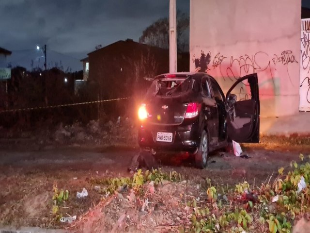 Mulher é morta a tiros e pedradas dentro do próprio carro em Fortaleza