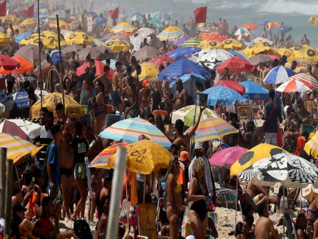 Máscara contra covid-19 deixará de ser obrigatória no Rio