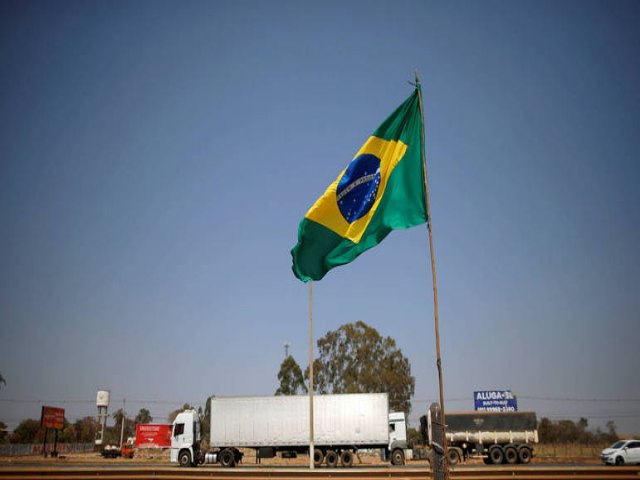 Bolsonaro lançará auxílio para caminhoneiros
