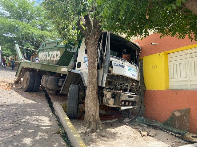 Caminhão desgovernado atinge duas casas na ladeira do Horto em Juazeiro do Norte