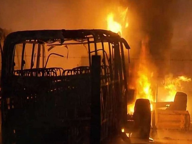 Dupla armada queima 13 veículos e picha mensagem contra polícia em prefeitura no PR