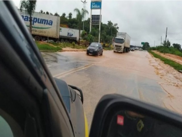 Chuvas destroem pontes e deixam mais famílias desabrigadas em MG