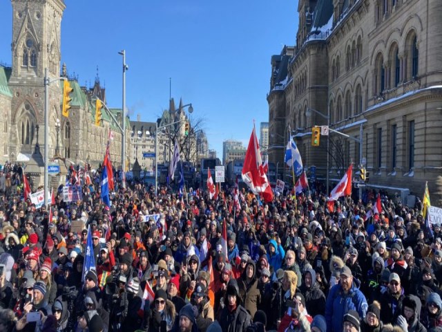 Caminhoneiros e populares promovem segundo dia de manifestação contra medidas sanitárias no Canadá