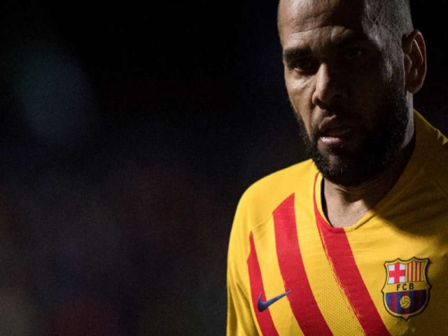 Barcelona deixa Daniel Alves de fora da lista de inscritos da Europa League; veja a lista