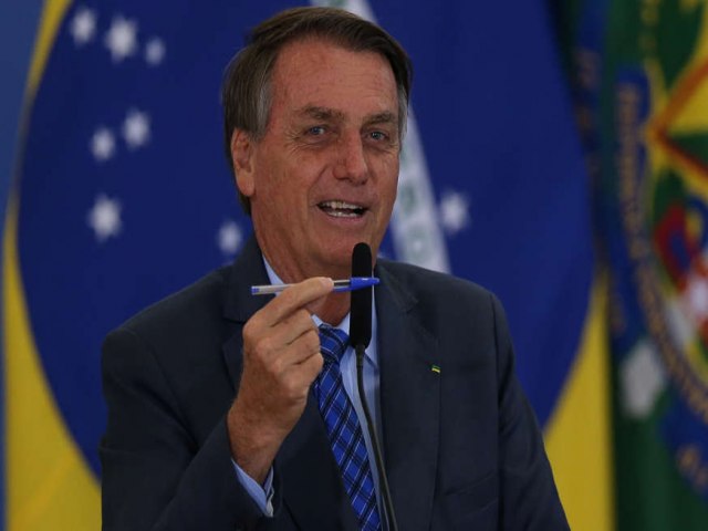 Bolsonaro assina portaria que oficializa reajuste para professores