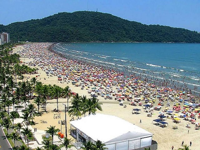 Sem Carnaval de rua, milhares lotam praias no litoral de SP