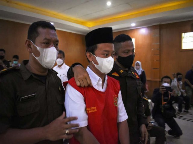 Professor indonésio é condenado à morte por estuprar 13 alunas