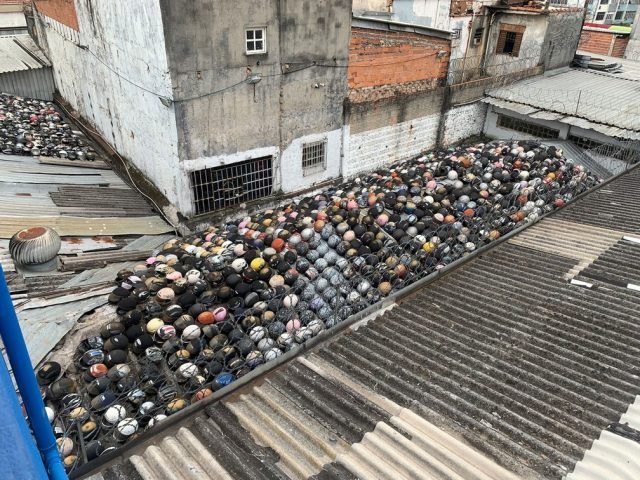 Polícia encontra centenas de capacetes de motociclistas escondidos em telhado