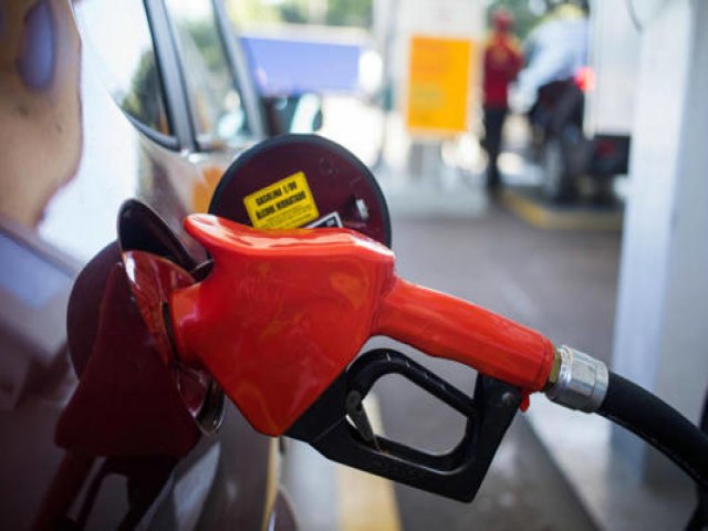 Preço da gasolina cai pela 4ª semana consecutiva; valor continua acima do mercado internacional