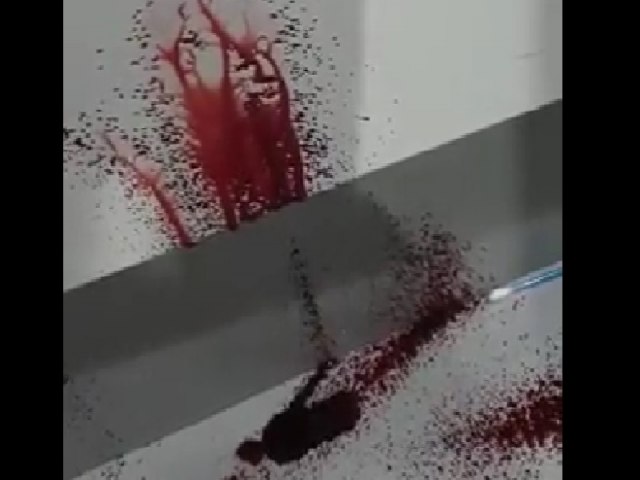 Sangue misterioso escorrendo em parede de casa assusta moradores do Paraná