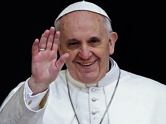 Papa se reúne com cardeais sob protestos de mulheres