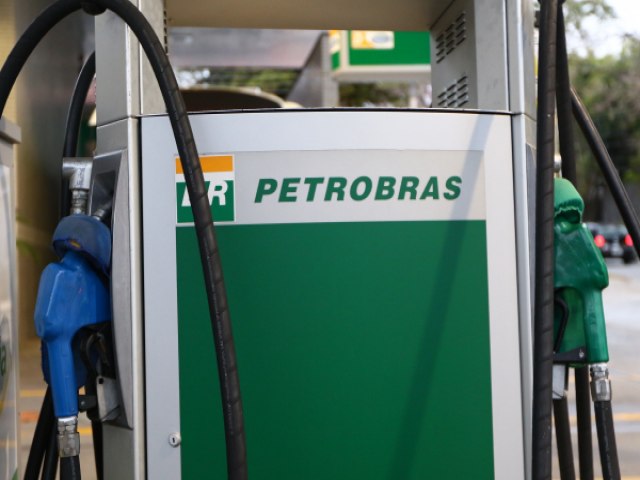 Petrobras reduz preço da gasolina em 7% a partir de sexta-feira