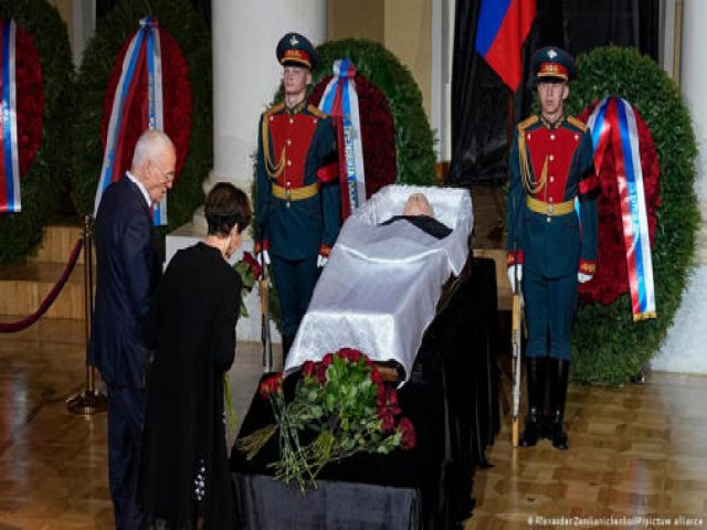 Em funeral sem Putin, milhares se despedem de Gorbachev