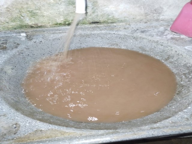 CAGECE distribui água podre na Vila Três Marias, em Juazeiro Norte/CE