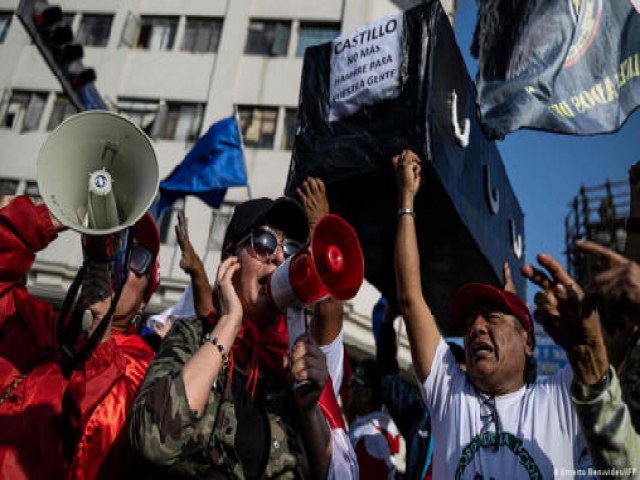 Peruanos exigem renúncia do presidente em protestos