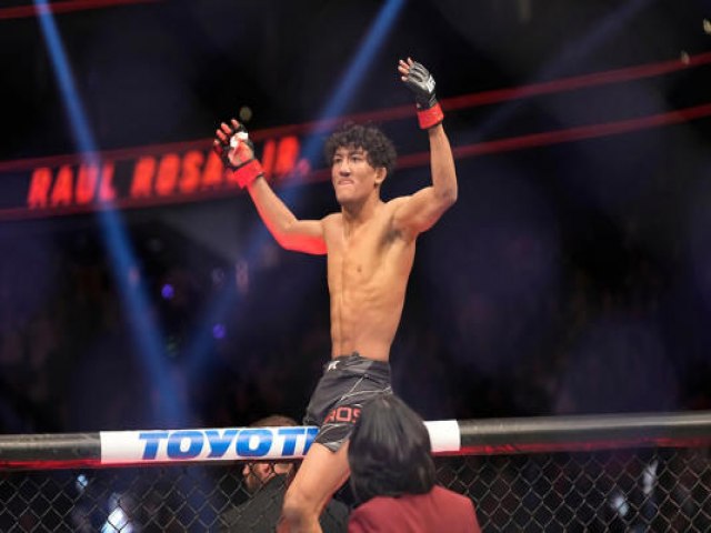 Com apenas 18 anos, lutador mais jovem da história do UFC dá show e vence em estreia