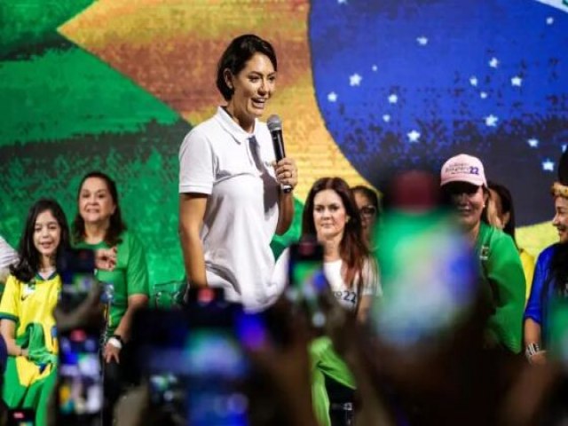 Michelle Bolsonaro recebe a misso de angariar candidatas para o PL