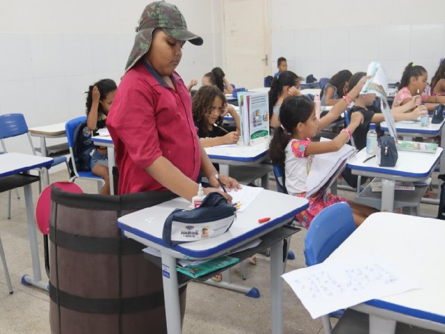 Professora cria barril do Chaves na sala de aula para incentivar aluno com autismo, no Ceará